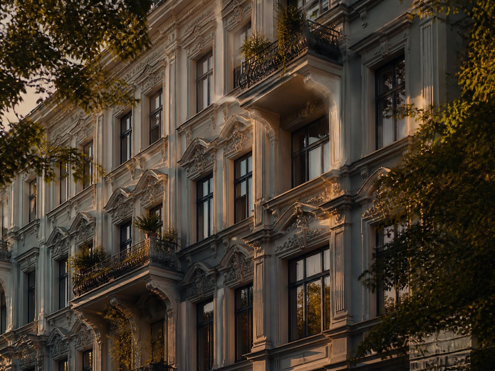 Berliner Altbaufassade im Abendlicht